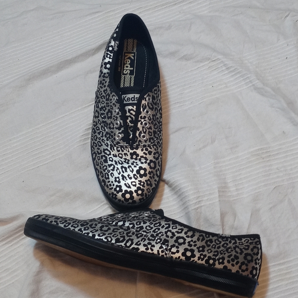 KEDS CANVAS SLIP-ON SHOES WOMENS 9 1/2 SILVER/ BLACK